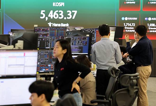 4일 오전 서울 중구 하나은행 딜링룸에서 딜러들이 업무를 하고 있다.코스피는 전 거래일(5791.91)보다 199.32포인트(3.44%) 하락한 5592.59에 개장했다. 2026.03.04./사진=뉴시스