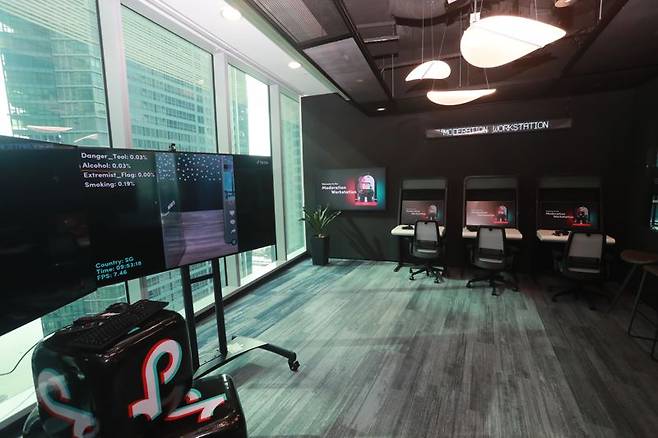 틱톡 싱가포르 TAC 내에 마련된 인공지능(AI) 필터링 및 전문 심사역 체험 공간. 틱톡 제공