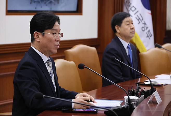 김영훈 고용노동부 장관이 4일 서울 종로구 정부서울청사에서 열린 개정 노동조합법 시행 관련 관계장관회의에서 발언하고 있다. 오른쪽은 구윤철 부총리. 연합뉴스