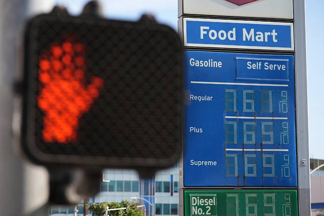 3일(현지시각) 미국 캘리포니아주 로스앤젤레스 도심의 한 주유소에 갤런당 7달러가 넘는 휘발유 가격이 표시돼 있다. 로스앤젤레스/AP 연합뉴스