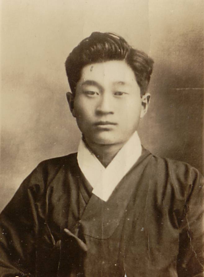 6·10만세운동 학생지도부를 이끈 이병립. 한복 두루마기 차림으로 보아 북간도 동흥중학교 교원 시기인 1930~1932년 즈음의 사진으로 추정된다. 임경석 제공