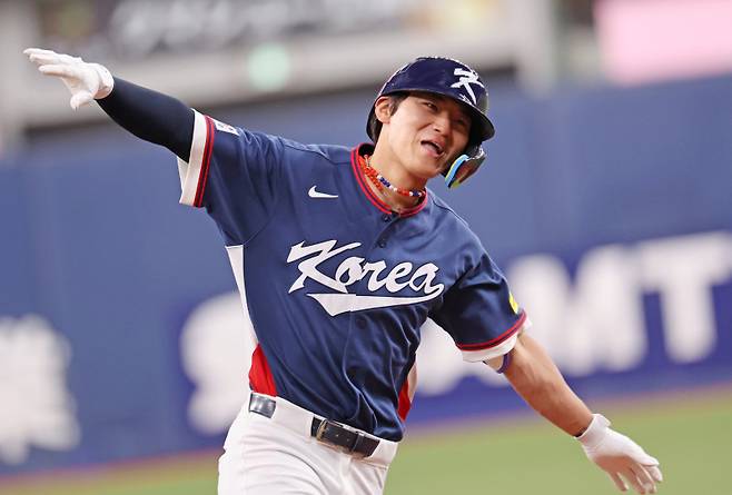 <yonhap photo-3946="">3일 일본 오사카 교세라돔에서 열린 월드베이스볼클래식(WBC) 평가전 한국 대표팀과 일본 프로야구 오릭스 버팔로스와의 경기. 2회초 2사 1, 3루 한국 김도영이 3점 홈런을 친 뒤 세레머니를 하고 있다. [사진=연합뉴스]</yonhap>