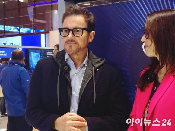 3일(현지시간) 스페인 바르셀로나에서 열린 모바일월드콩그레스(MWC) 2026 현장에서 돈 맥과이어 퀄컴 최고마케팅책임자(CMO, 왼쪽)가 취재진 질의에 답변하고 있는 모습. [사진=안세준 기자]