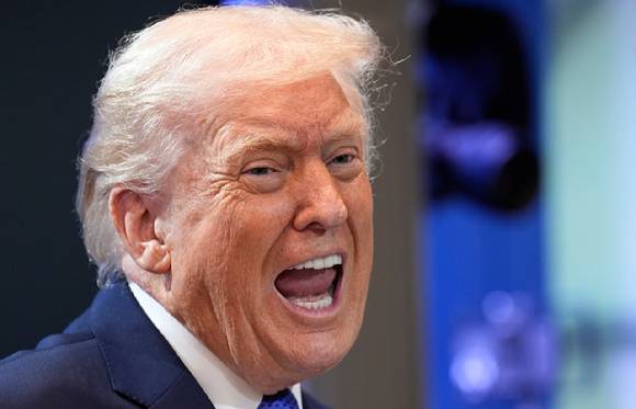 도널드 트럼프 미국 대통령이 지난달 20일(현지시간) 미국 워싱턴DC 백악관 브리핑룸에서 기자회견을 열고 연방대법원이 자신의 관세 대부분을 무효화한 데 대해 발언하고 있다. [사진=연합뉴스]