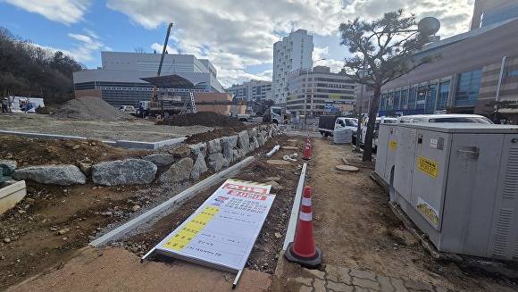 지난 3일 동백종합복지회관 앞 공사를 알리는 공사안내 입간판이 쓰러져 있다. [사진=정재수 기자]