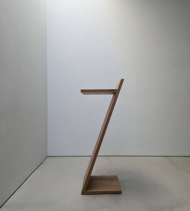 건축가 정재헌과 목조형가구 디자이너 박종선이 협업한 강연대. [사진 컬처램프]