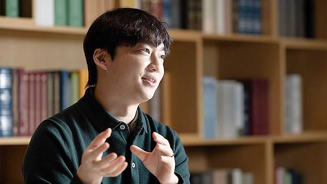 한정수 연두컴퍼니 대표는 2018년 신한카드 신입사원으로 입사한 뒤 2021년 순자산 약 35억원을 달성, 29세의 나이로 퇴사했다. 현재 유튜브 채널을 통해 구독자들과 투자 정보를 나누며 경제 커뮤니케이터로 활동하고 있다. 콘텐트 제작사 연두컴퍼니를 창업해 숏폼 드라마 ‘한번만 차주라!’ 등을 연출했다. 저서로는 『나는 투자로 30년을 벌었다』 등이 있다. 전민규 기자