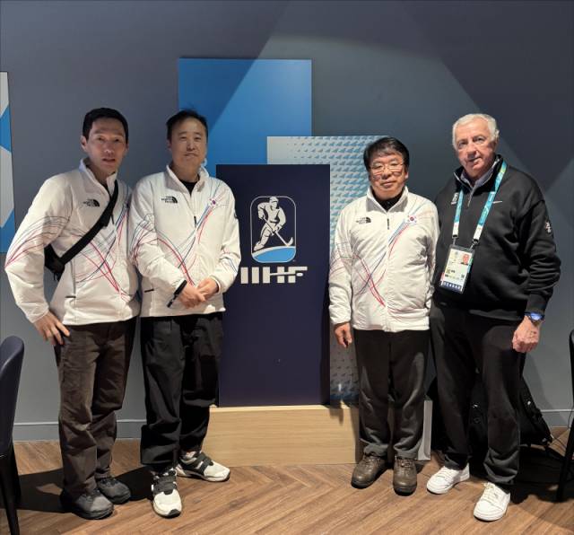 ▲ 지난 밀라노-코르티나담페초 동계올림픽 기간 재단은 국제아이스하키연맹(IIHF)의 초청을 받아 곽영승 이사장 직무대행과 직원들이 아이스하키 경기장과 경기를 관람했다. 뤽 타르디프 IIHF 회장과 직원들.