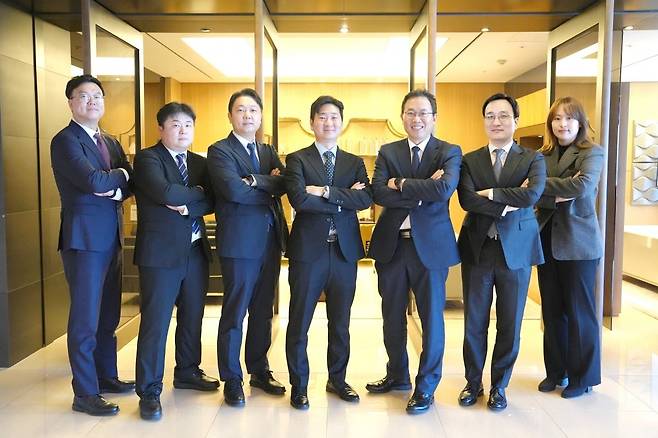 왼쪽부터 박지수 수석컨설턴트, 하여명 책임컨설턴트, 정성빈 변호사(변호사시험 4회), 정민강 수석전문위원, 박상현 고문, 이보현 변호사(연수원 36기), 장이경 컨설턴트 / 사진제공=법무법인 화우
