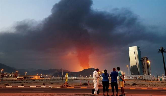이란 공격에 불타는 UAE 공장 이란의 드론 공격을 받은 아랍에미리트(UAE) 푸자이라의 산업단지에서 3일(현지시간) 검은 연기가 치솟고 있다. 미국과 이스라엘의 공격을 받은 이란은 인근 중동 국가까지 공격하고 있다.  AFP연합뉴스