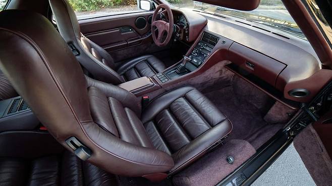 이건희 삼성전자 선대회장이 주문제작 한 것으로 알려진 포르쉐928R 모델이 경매에 나온다. 엔진 내부 명패에는 이 회장의 이름이 써 있다./ 굿딩앤크리스티