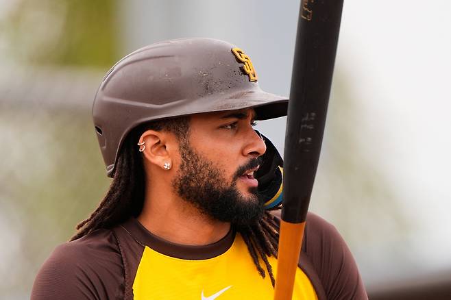 San Diego Padres right fielder Fernando Tatís Jr. waits to bat during spring training in Peoria, Arizona, on Feb. 16. [AP/YONHAP]