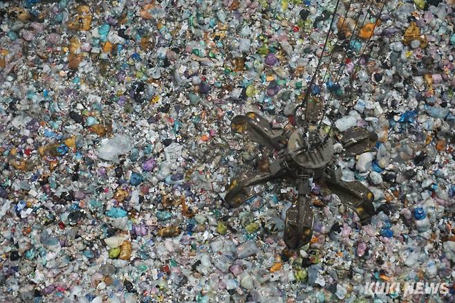 3일 오전 서울 강남구 일원동 강남자원회수시설 저장조에서 크레인이 쓰레기를 들어올리기 위해 하강하고 있다. 노유지 기자