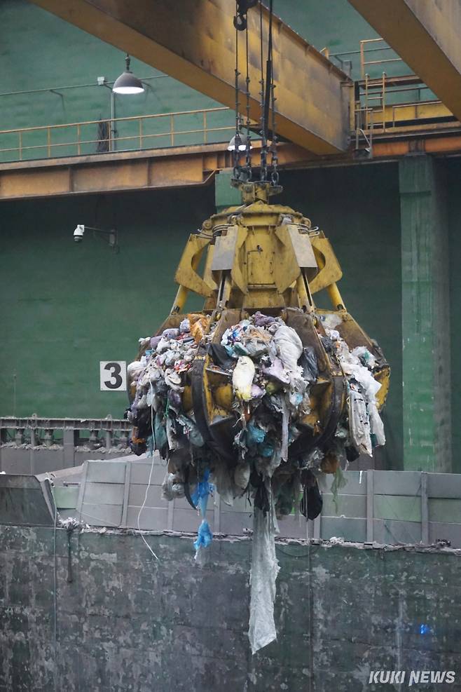 3일 오전 서울 강남구 일원동 강남자원회수시설 저장조에서 크레인이 쓰레기를 소각로 안으로 옮기고 있다. 노유지 기자