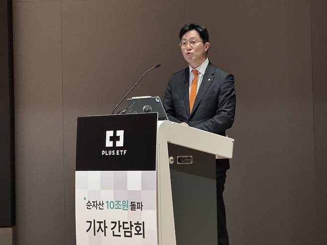 최영진 한화자산운용 최고마케팅책임자(CMO)가 4일 여의도 한국거래소 컨퍼런스홀에서 열린 ‘PLUS ETF 순자산총액 10조원 돌파 기념’ 기자간담회에서 발언하고 있다. 임성영 기자.