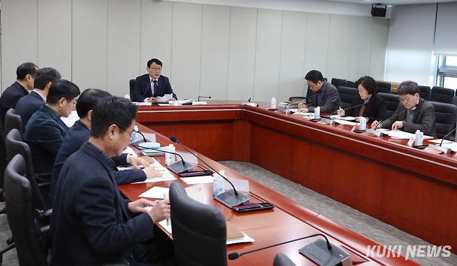 충남도는 4일 도청 중회의실에서 홍종완 행정부지사 주재로, ‘2026년 제1회 하천·계곡 구역 내 불법 점용시설 정비 전담팀 회의’를 개최했다.