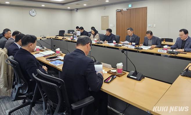 충남도는 4일 도청 소회의실에서 이동유 도 해양수산국장과 시군 관계자, 외부 전문가, 용역기관, 어업인 대표 등이 참석한 가운데 ‘충남도 수산업·어촌발전 5개년(2027-2031년) 발전계획’ 최종보고회를 개최했다.