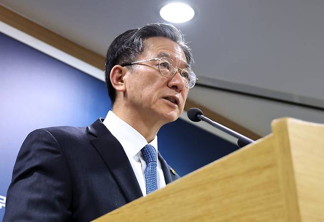 정성호 법무부 장관이 3일 오후 경기도 정부과천청사 법무부에서 ‘2030 이민정책 미래전략‘을 발표하고 있다. [뉴스1]