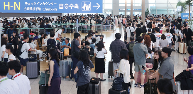 지난 해 7월 휴가철을 맞아 붐비는 인천국제공항의 모습. [매경DB]