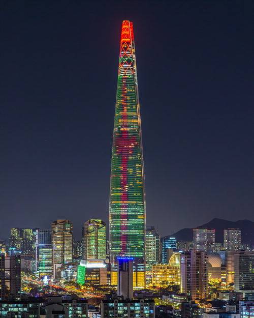 지난해 크리스마스 시즌 롯데월드타워 미디어파사드.