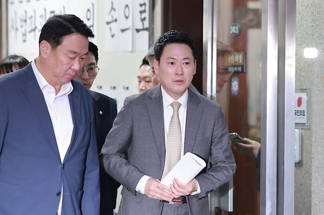 장동혁 국민의힘 대표가 4일 국회 당대표실에서 당내 소장파 ‘대안과 미래’ 소속인 이성권 의원 등과 면담한 뒤 이동하고 있다. [연합뉴스]