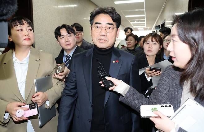 국민의힘 당내 소장파 ‘대안과 미래’ 소속인 이성권 의원이 4일 국회 원내대표실에서 당의 노선 변화를 촉구하며 송언석 원내대표와 면담을 마친 뒤 이동하고 있다. [연합뉴스]