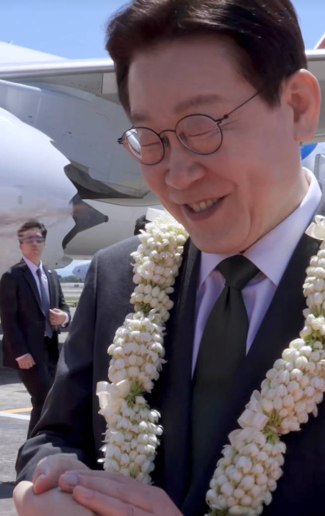 이재명 대통령의 숏폼 플랫폼 '틱톡' 계정 팔로워(구독자) 수가 11만명을 넘어섰다. 사진은 틱톡에 올라온 싱가포르 순방 영상./사진=이재명 대통령 틱톡 화면캡처.