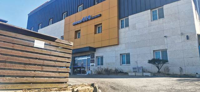 지난달 25일 인천 강화군 길상면 소재 중증장애인 거주시설 색동원 정문이 굳게 닫혀 있다. 지건태 기자