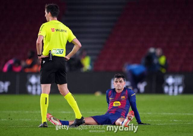 바르셀로나의 페드리(오른쪽)가 패배가 확정된 뒤 주저앉아 있다. /게티이미지코리아