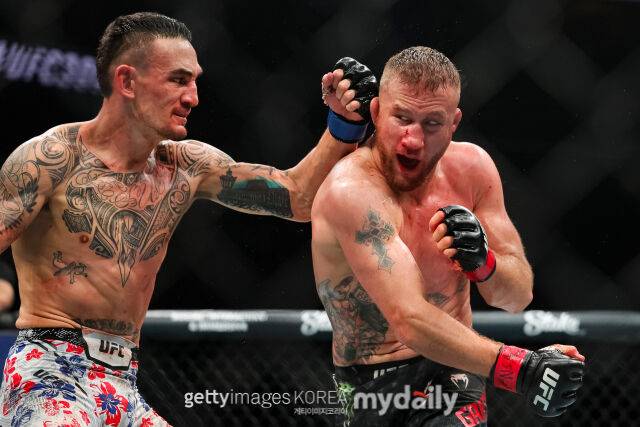 저스틴 게이치(오른쪽)를 무너뜨렸던 맥스 할로웨이(왼쪽)./게티이미지코리아