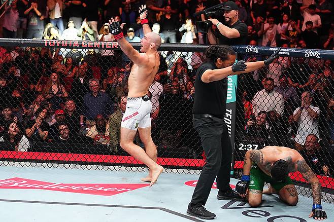 지난 달 22일 미국 텍사스주 휴스턴 토요타 센터에서 열린 UFC 파이트 나이트 대회 미들급 경기에서 션 스트릭랜드가 앤서니 헤르난데스를 상대로 TKO 승리를 거둔 뒤 환호하고 있다. [게티이미지]