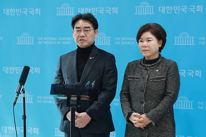 국민의힘 소장파 ‘대안과 미래’ 간사인 이성권 의원(왼쪽)이 4일 국회에서 이날 송언석 원내대표, 장동혁 대표와 차례로 면담한 내용을 발표하고 있다. 오른쪽은 대안과미래 소속 조은희 의원. [연합]