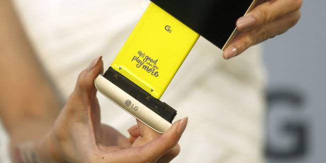 LG전자가 2016년 선보인 모듈형 스마트폰 ‘LG G5’ [로이터]