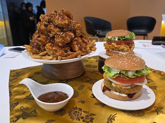 [서울=뉴시스] 김상윤 기자 = 3일 맘스터치 '후덕죽 컬렉션' 출시 미디어 시식회에서 공개된 신메뉴 3종의 모습. *재판매 및 DB 금지  *재판매 및 DB 금지