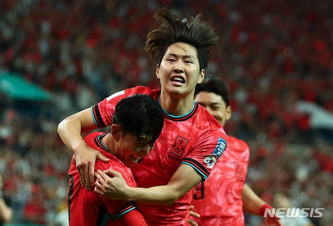 [서울=뉴시스] 황준선 기자 = 대한민국 축구대표팀 이강인이 11일 오후 서울 마포구 서울월드컵경기장에서 열린 2026 국제축구연맹(FIFA) 북중미 월드컵 아시아 지역 2차 예선 조별리그 C조 6차전 한국과 중국의 경기에서 후반전 선취골을 넣고 주장 손흥민과 기뻐하고 있다. 2024.06.11. hwang@newsis.com