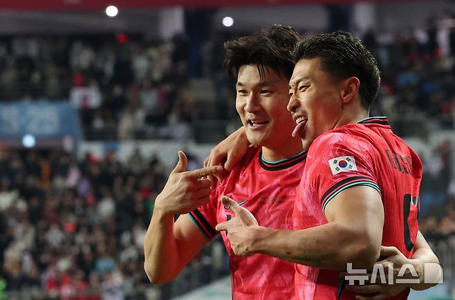 [대전=뉴시스] 강종민 기자 = 14일 오후 대전 유성구 대전월드컵경기장에서 열린 축구 국가대표팀 평가전 대한민국과 볼리비아의 경기에서 한국 조규성이 추가골을 넣고 김민재와 익살스런 표정을 짓고 있다. 2025.11.14. ppkjm@newsis.com