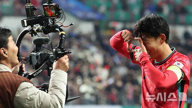 [대전=뉴시스] 강종민 기자 = 14일 오후 대전 유성구 대전월드컵경기장에서 열린 축구 국가대표팀 평가전 대한민국과 볼리비아의 경기에서 선취골을 넣은 손흥민이 세레머니를 하고 있다. 2025.11.14. ppkjm@newsis.com