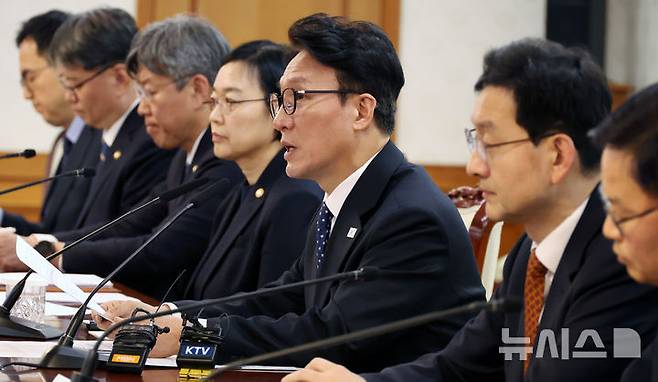 [서울=뉴시스] 추상철 기자 = 김민석 국무총리가 지난 3일 오후 서울 종로구 정부서울청사에서 열린 중동 상황점검 관련 긴급 관계부처회의를 주재하고 있다. 2026.03.04. scchoo@newsis.com