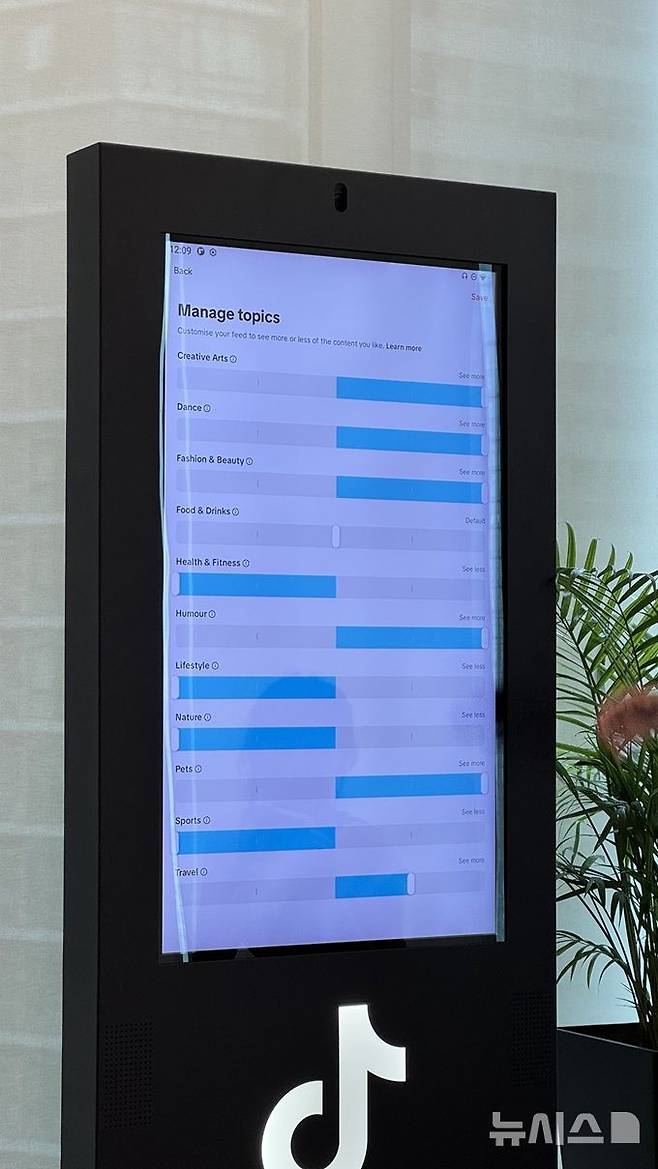 [싱가포르=뉴시스] 윤정민 기자 = 틱톡 싱가포르 본사에 위치한 '투명성 및 책임 센터(TAC, Transparency and Accountability Center)'에서 틱톡 관계자가 추천 피드 일부 주제를 조정하는 법을 안내하고 있다. 2026.03.04. alpaca@newsis.com