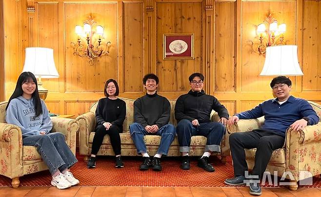 [포항=뉴시스] = 포스텍 물리학과·반도체공학과·융합대학원·반도체대학원 박경덕 교수 연구팀이 애초보다 수십 만 배 많은 정보를 저장할 수 있는 광(光) 데이터 저장 기술을 개발했다. 사진 왼쪽부터 구연정 박사, 통합과정 김수정씨, 이형우 박사, 통합과정 문태영씨, 박경덕 교수. (사진=포스텍 제공) 2026.03.04. photo@newsis.com