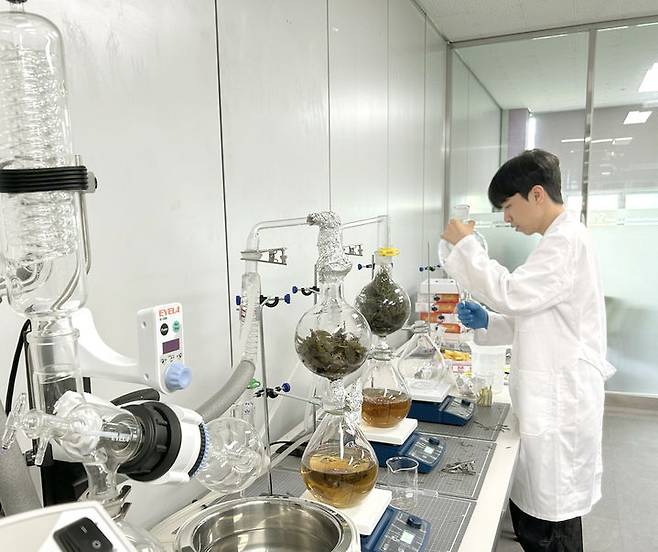 [서울=뉴시스] 한국폴리텍대학 영남융합기술캠퍼스에서 재학생이 원료 성분 추출 실습을 하고 있다. 2026.03.04. (사진=한국폴리텍대학 제공) *재판매 및 DB 금지