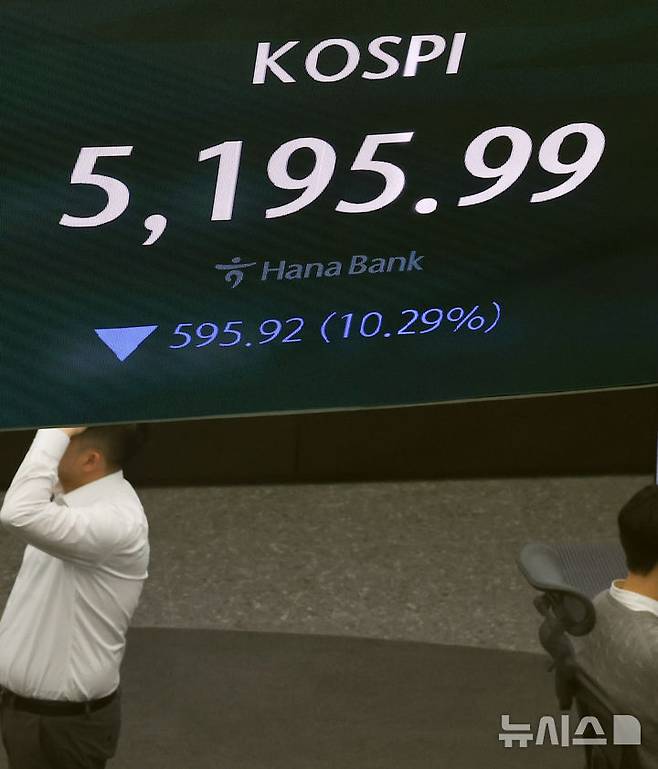 [서울=뉴시스] 최진석 기자 = 이란 사태 여파로 코스피가 장중 10% 넘는 하락률을 기록한 4일 서울 중구 하나은행 딜링룸에 코스피 시세가 보이고 있다. 2026.03.04. myjs@newsis.com