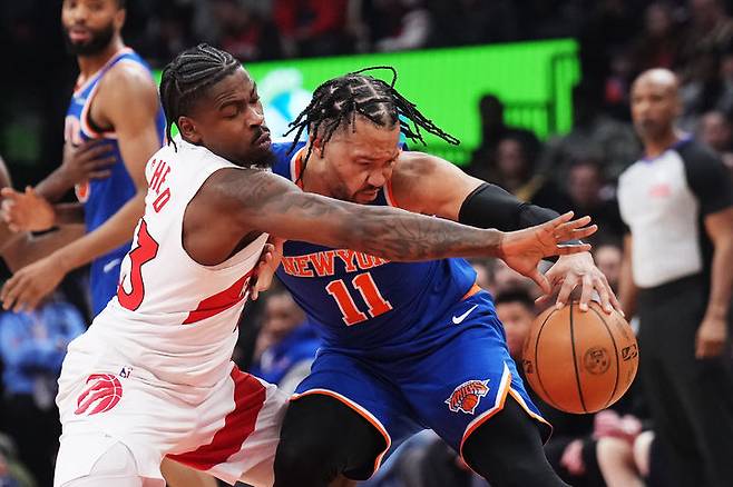 [토론토=AP/뉴시스] 미국프로농구(NBA) 뉴욕 닉스의 제일런 브런슨(오른쪽). 2026.03.03.