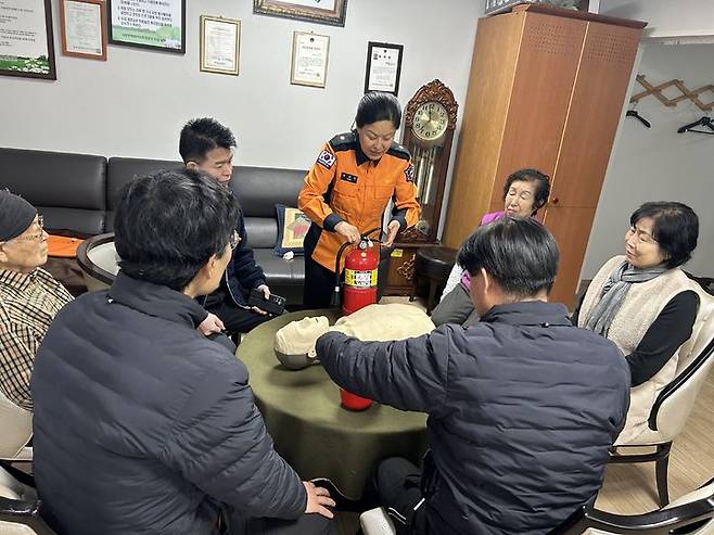 [광주=뉴시스] 광주 서부소방서 관계자가 4일 서구 내방동 소재 경로당을 방문해 어르신을 대상으로 맞춤형 화재예방 교육을 진행하고 있다. (사진=서부소방 제공) 2026.03.04. photo@newsisc.om *재판매 및 DB 금지