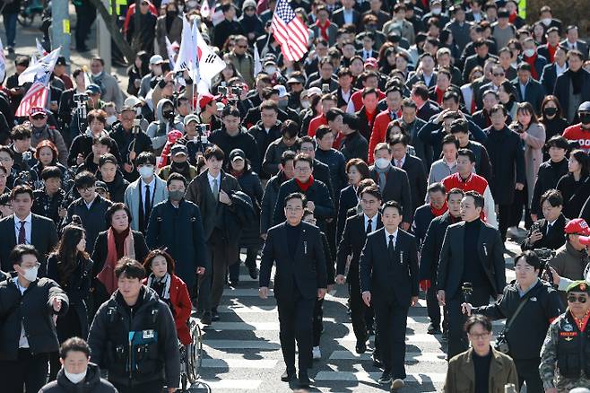 국민의힘 장동혁 대표가 3일 국회에서 '사법독립 헌정수호를 위한 대국민 호소 국민대장정 규탄대회' 출정식을 마치고 청와대로 행진하고 있다. 연합뉴스