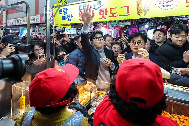 한동훈, 대구 서문시장 방문 (대구=연합뉴스) 김현태 기자 = 한동훈 국민의힘 전 대표가 27일 오후 대구 서문시장에 도착해 상인들이 건네는 음식을 먹고 있다. 2026.2.27 mtkht@yna.co.kr (끝) <저작권자(c) 연합뉴스, 무단 전재-재배포, AI 학습 및 활용 금지> 연합뉴스