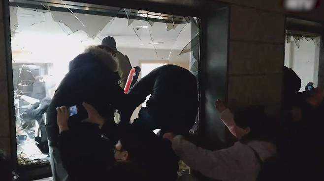 서울 서부지방법원으로 난입하는 시위대. 자료사진