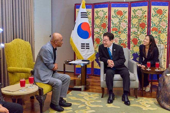 필리핀을 국빈방문한 이재명 대통령이 4일 마닐라에서 인권변호사 시절 인연을 맺은 필리핀 노동자 아리엘 갈락 씨를 접견하고 있다. 이 대통령은 인권 변호사로 활동하던 1992년, 한국의 한 공장에서 근무하다가 사고를 당하고도 보상받지 못한 채 필리핀으로 강제 출국당한 갈락 씨의 사연을 접했다. 이후 이 대통령은 1년여에 걸쳐 재심 절차를 진행한 끝에 갈락 씨가 요양인정과 산업재해보상금을 받을 수 있도록 도왔다. 연합뉴스
