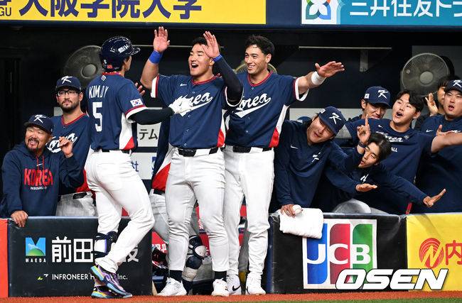 [OSEN=오사카(일본), 손용호 기자] 3일 일본 오사카 교세라돔에서 월드베이스볼클래식(WBC) 공식 연습 경기 한국 야구 대표팀과 오릭스 버팔로스의 경기가 열렸다. 2회초 2사 1,3루에서 한국 김도영이 스리런 홈런을 치고 더그아웃에서 동료들의 축하를 받고 있다. 2026.03.03 /spjj@osen.co.kr