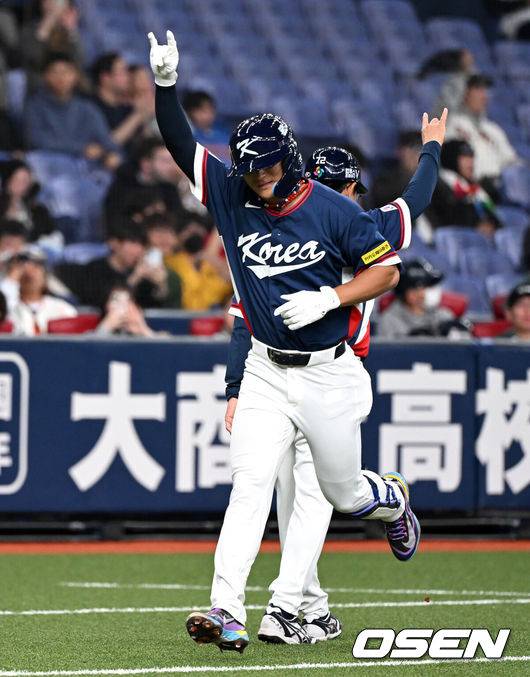 [OSEN=오사카(일본), 손용호 기자] 한국의 거포들이 연달아 터뜨리면서 오사카 평가전을 기분 좋게 마무리할 수 있었다. 이제 결전의 땅 도쿄로 향한다.류지현 감독이 이끄는 한국 WBC 대표팀은 3일 일본 오사카 교세라돔에서 열린 오릭스 버팔로스와의 2026 WBC 공식 평가전에서 8-5로 승리를 거뒀다. 이로써 한국은 전날(2일) 한신 타이거스전 3-3 무승부, 이날 오릭스전 승리로 공식 평가전 1승1무를 기록한 채 결전의 장소인 일본 도쿄돔으로 이동하게 된다.2회초 2사 1,3루에서 한국 김도영이 스리런 홈런을 치고 환호하고 있다.. 2026.03.03 /spjj@osen.co.kr